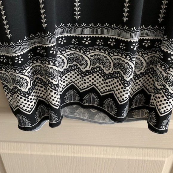 Studio M Size XS Black Faux Wrap Dress 3/4 Sleeve Fluer De Lis Style Print - Picture 7 of 8